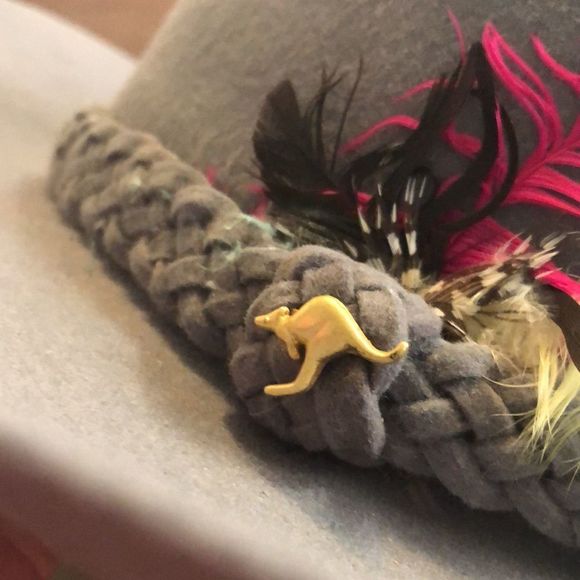 Cowboy hat 🤠  Grey/braid around crown/feathers/kangaroo accent gold tone large - Picture 14 of 14